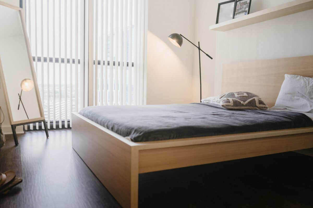 Drewniane łóżko – czy warto wybrać je do sypialni?