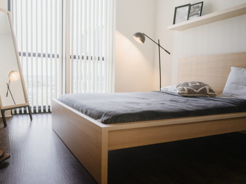 Drewniane łóżko – czy warto wybrać je do sypialni?