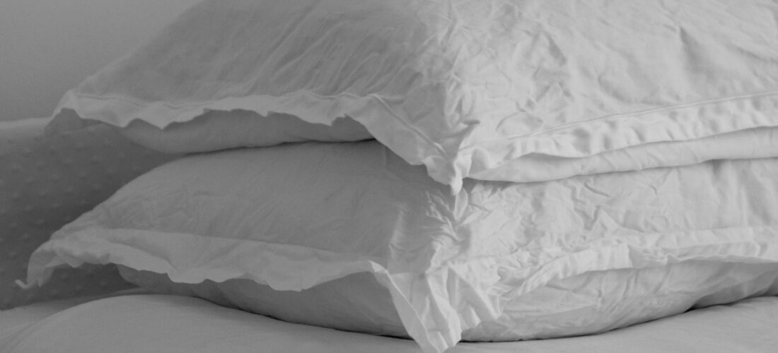 Poduszka z pierzem – jak ją prać żeby zachowała kształt?