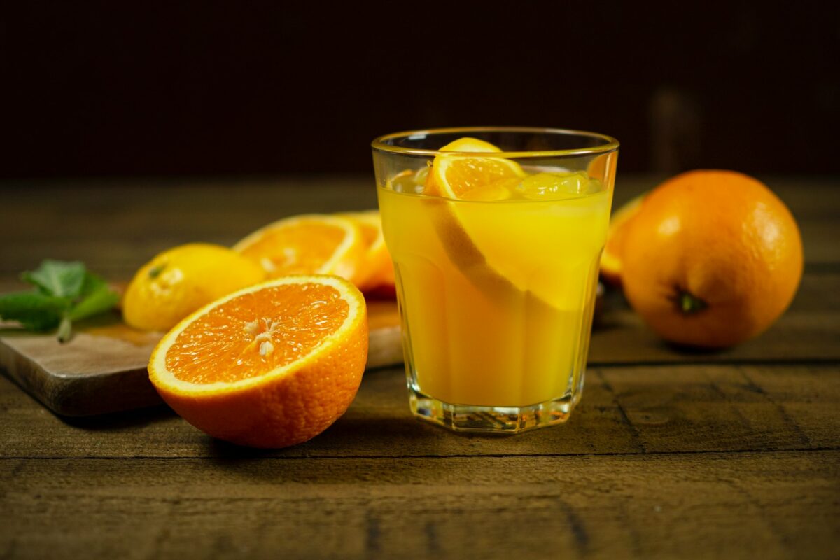 Sok pomarańczowy – ile ma kalorii i dlaczego warto go pić?